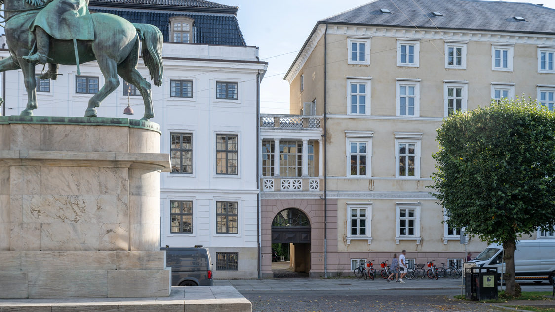 Indgang til kontor domicil på Sankt Annæ Plads 3, 1250 København K | Billede til print