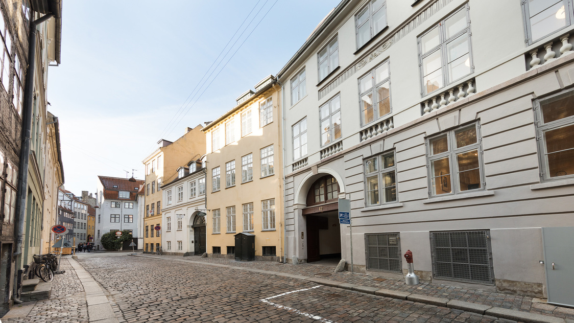 Facade tilhørende Snaregade 12, 3. tv. & th., 1205 København K | Billede til print