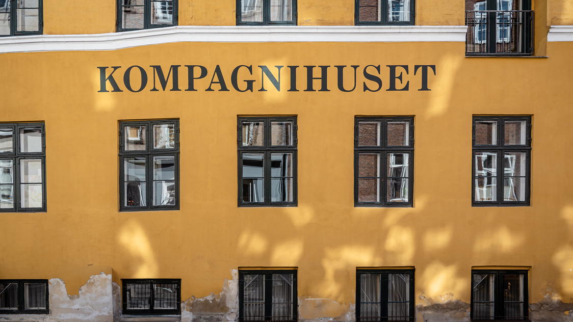 Facaden til kontoret på Kompagnistræde 39, 1 & 2. sal, 1208 København K | Billede til print