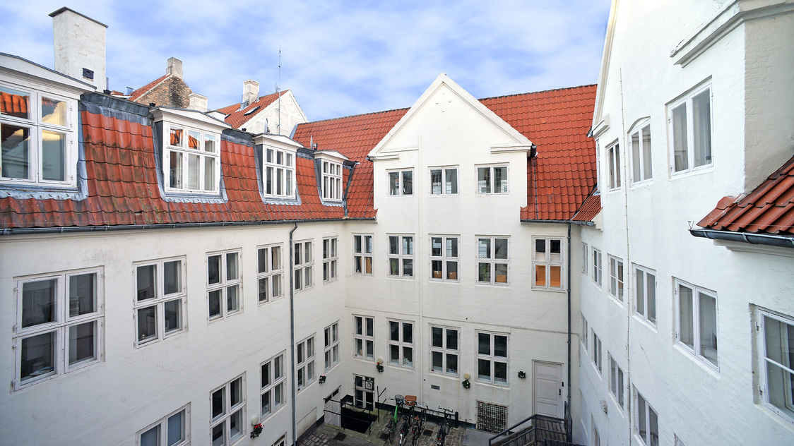 Facaden til kontorlejemålet på Knabrostræde 20, København K | Billede til print