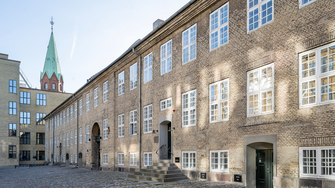 Facaden til kontoret på Rigensgade 11, 1. tv, 1316 København K | Billede til print