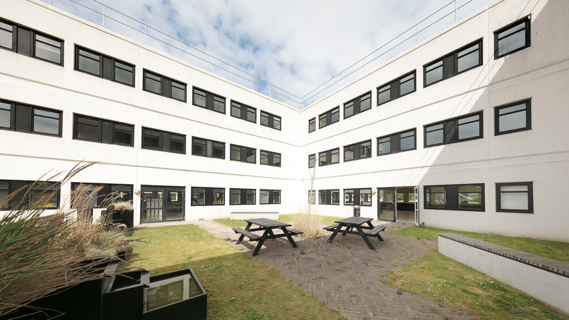 Udendørs miljø med bænke tilhørende kontorlejemålet for Herstedøstervej 27-29B, Albertslund | Billede til print