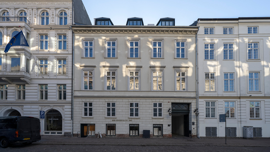 Facaden til kontoret på Amaliegade 4A, 1. sal | Billede til print