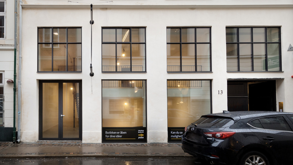 Vinduesparti til butikken på Valkendorfsgade 13B, 1151 København K | Billede til print