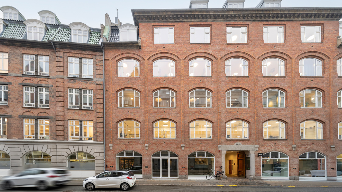 Facaden til butikken på Farvergade 17, st. tv., 1468 København K | Billede til print