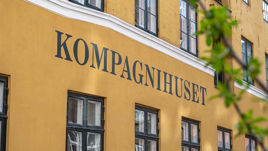 Facaden til kontoret på Kompagnistræde 39, 3. sal, 1208 København K | Billede til print