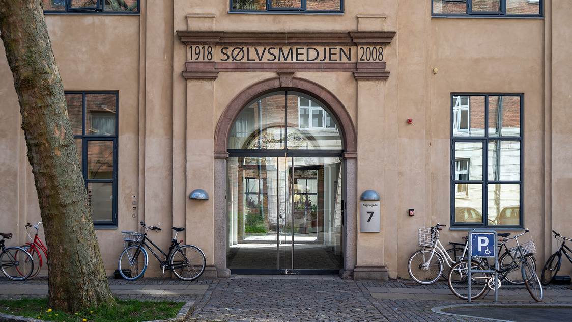 Indgang til kontor på Ragnagade 7, 3. sal, 2100 København Ø | Billede til print