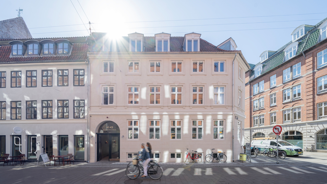 Facaden til kontoret på Kompagnistræde 43, 3. sal, 1208 København K | Billede til print