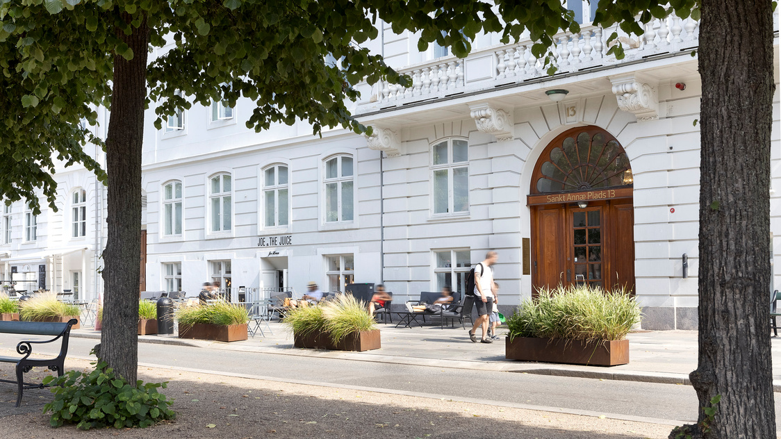 Facadebillede af ejendommen på Sankt Annæ Plads 13 | Billede til print