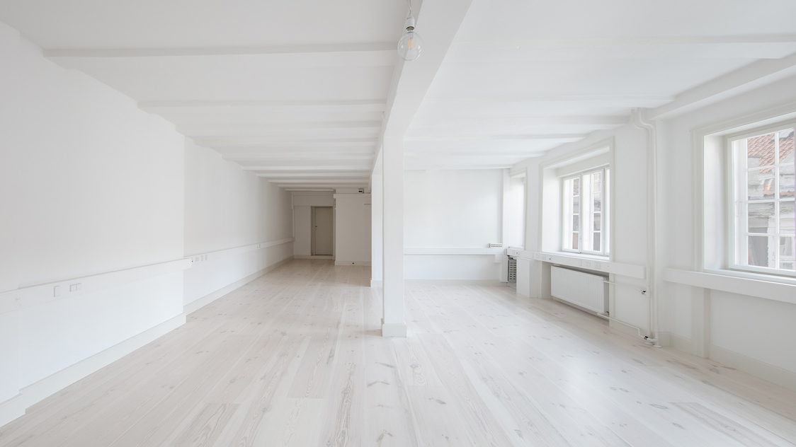 Lyse rammer til kontor på Knabrostræde 20, 3. sal, 1210 København K | Billede til print