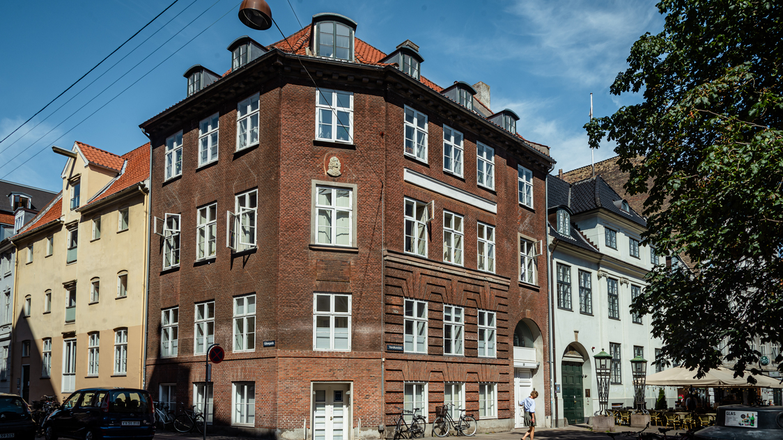 Facaden til kontoret på Vandkunsten 10, st., 1467 København K | Billede til print