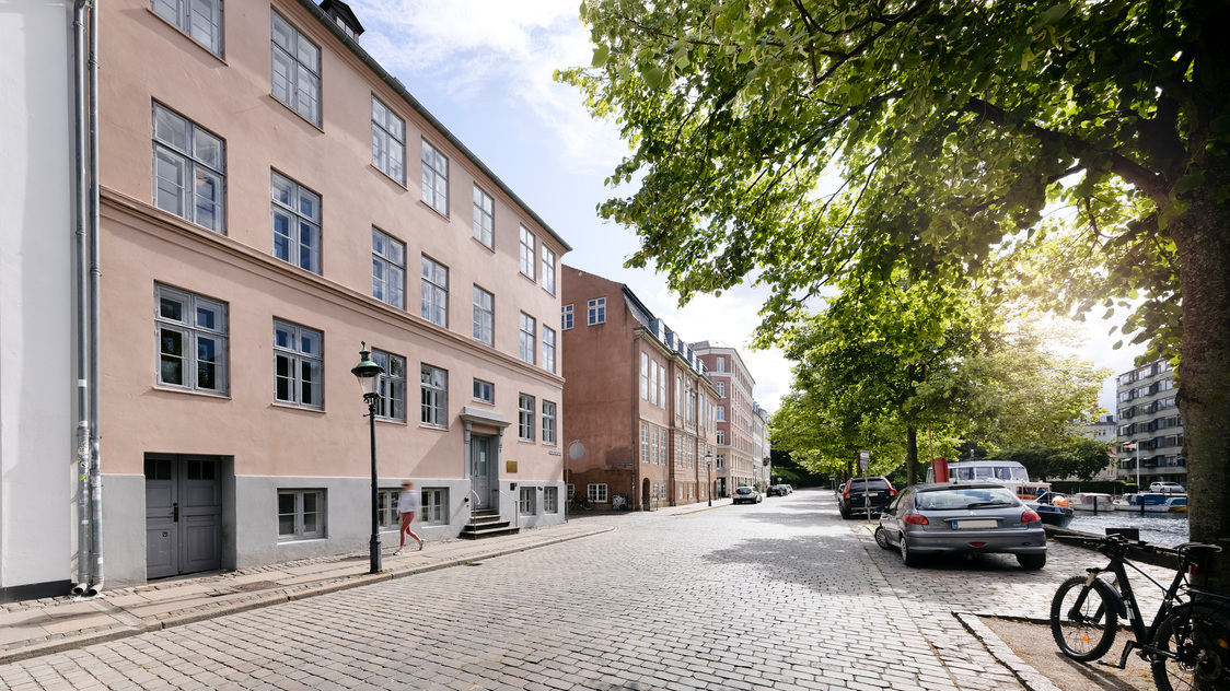Facaden til kontor på Overgaden Oven Vandet 8, mezz., 1415 København K | Billede til print