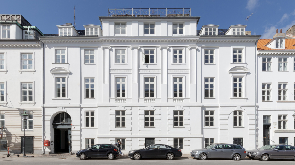 Facade - Amaliegade 45, 1. sal | Billede til print