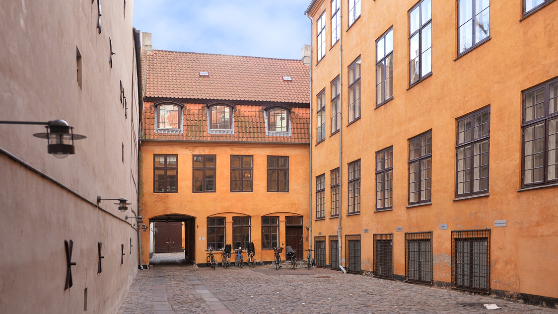 Facaden til kontoret på Dronningens Tværgade 7, st. & 1. sal, 1302 København K | Billede til print