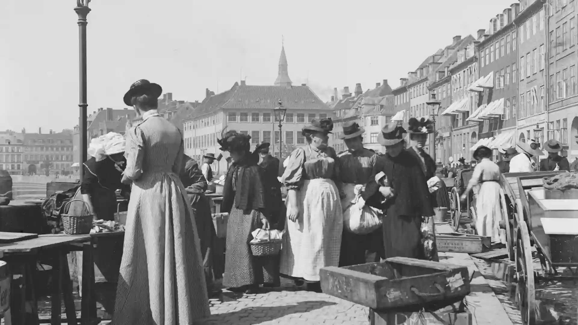 Sort/hvid foto af fiskerkoner på Gammel Strand