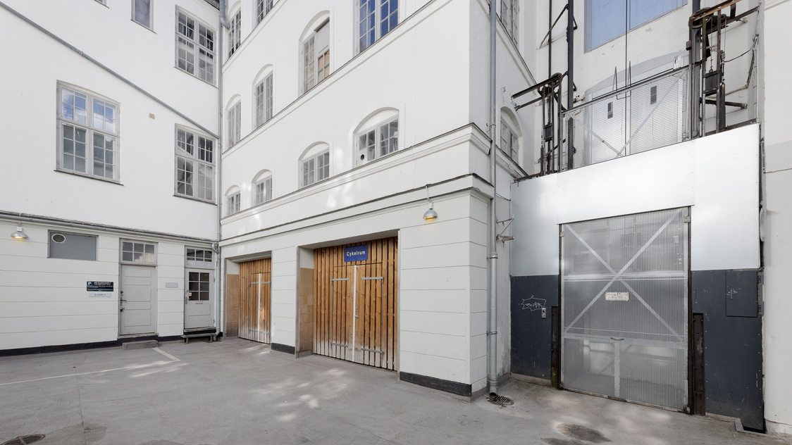 Indgang til lager på Skindergade 45-47 baghus, mezz. th., 1159 København K | Billede til print