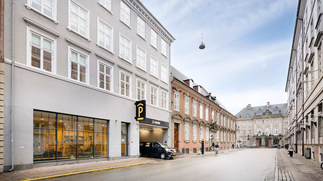 Facade af ejendommen til boligen på Dronningens Tværgade 4, 3. sal, 1302 København K | Billede til print