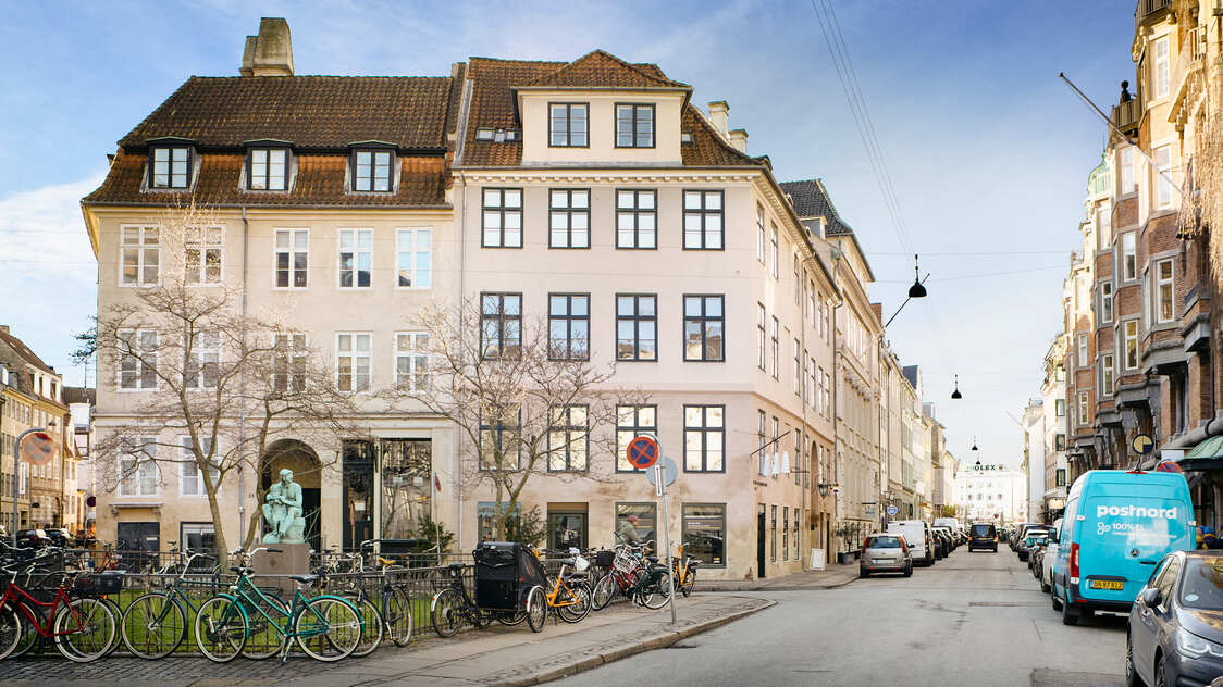Facaden til Store Strandstræde 20, st., 1255 København K | Billede til print