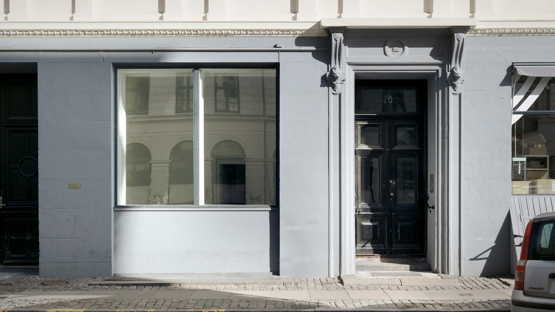Facaden til butikslokalet i København K på Linnésgade 20, st. tv. | Billede til print