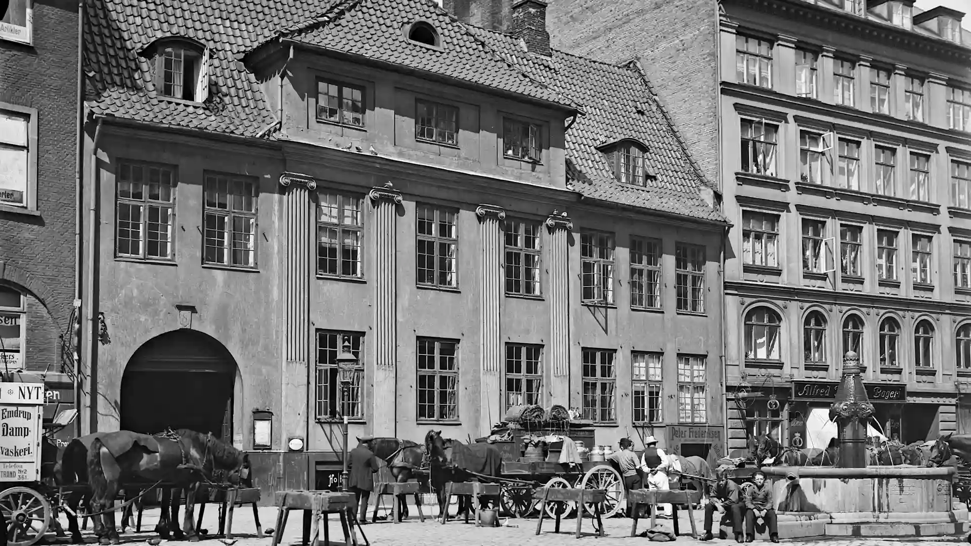 Sort/hvid foto af ejendomme i gammel strand i København