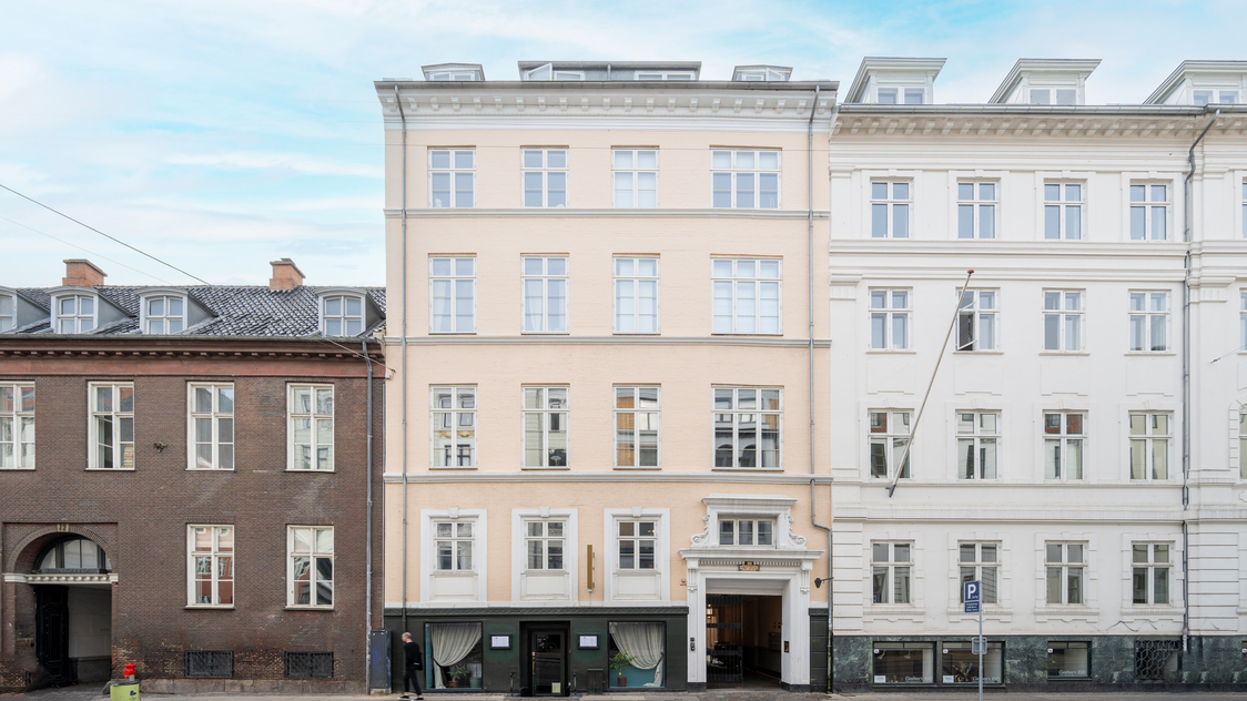 Facaden til boligen på Store Kongensgade 70, 1., th., 1264 København K | Billede til print