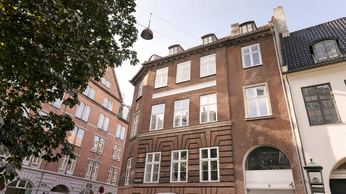 Facade - Kompagnistræde 41, 3. sal | Billede til print