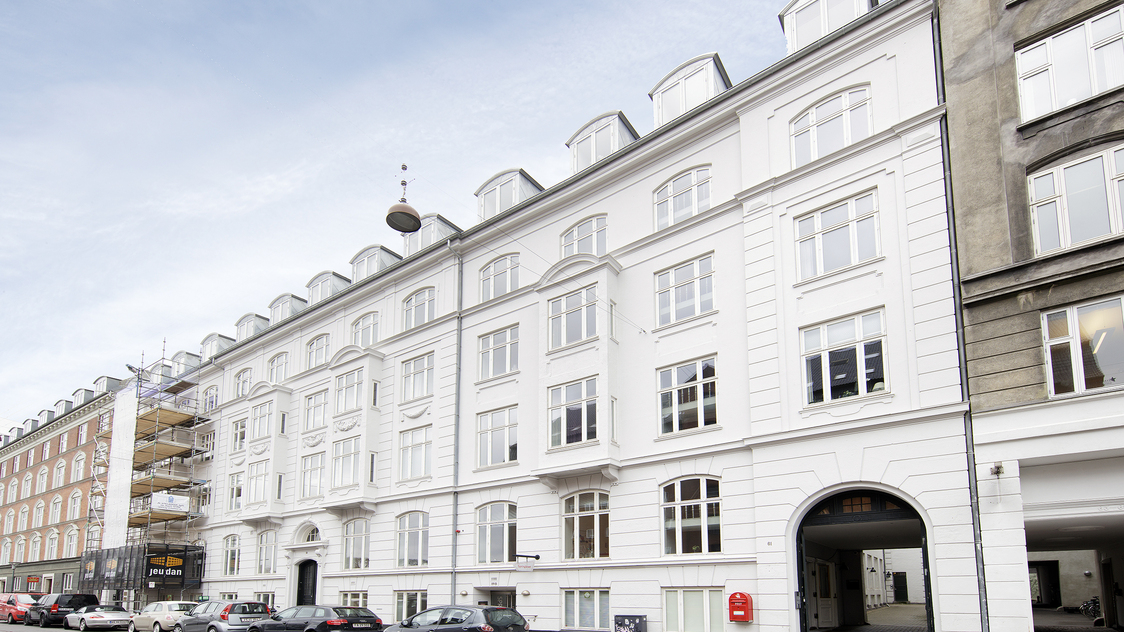 Facaden til boligen på Toldbodgade 61B, 1. sal, 1253 København K | Billede til print