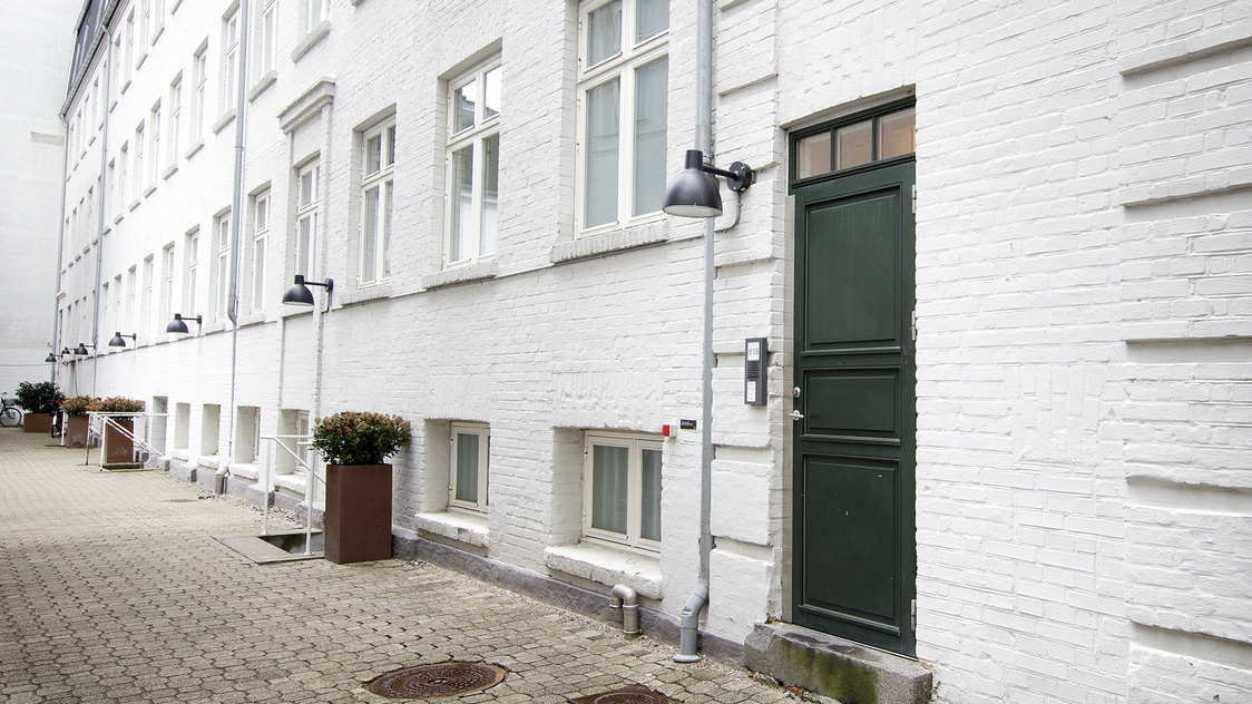 Facaden til boligen på Toldbodgade 61B, 1. sal, 1253 København K | Billede til print
