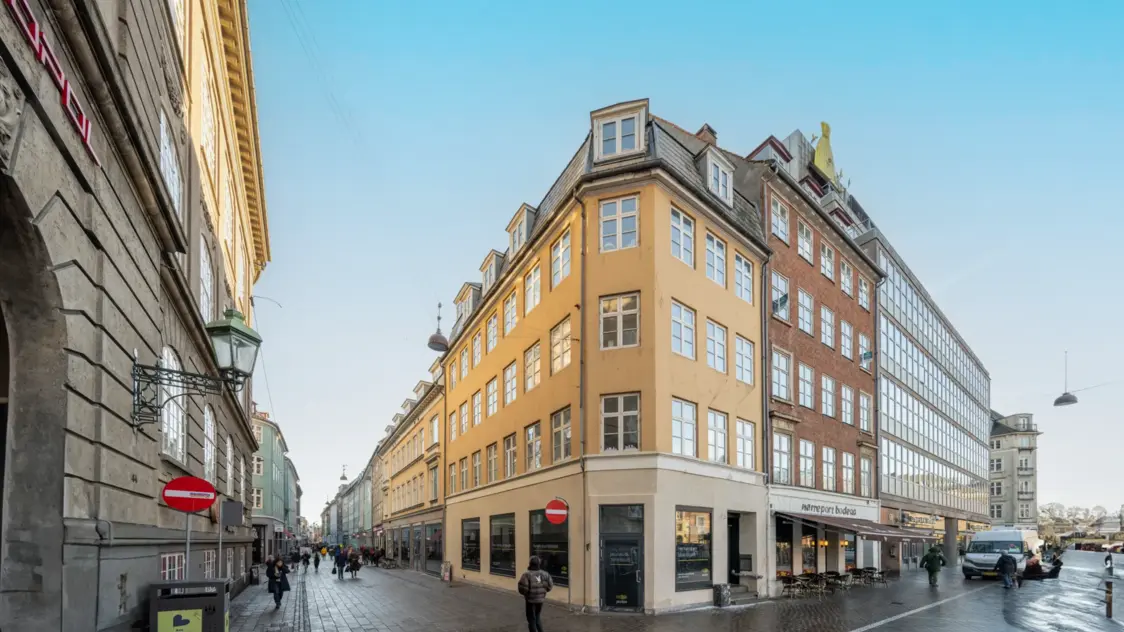 Facaden på butikslejemålet i Fiolstræde 31-33, st., 1171 København K | Billede til print