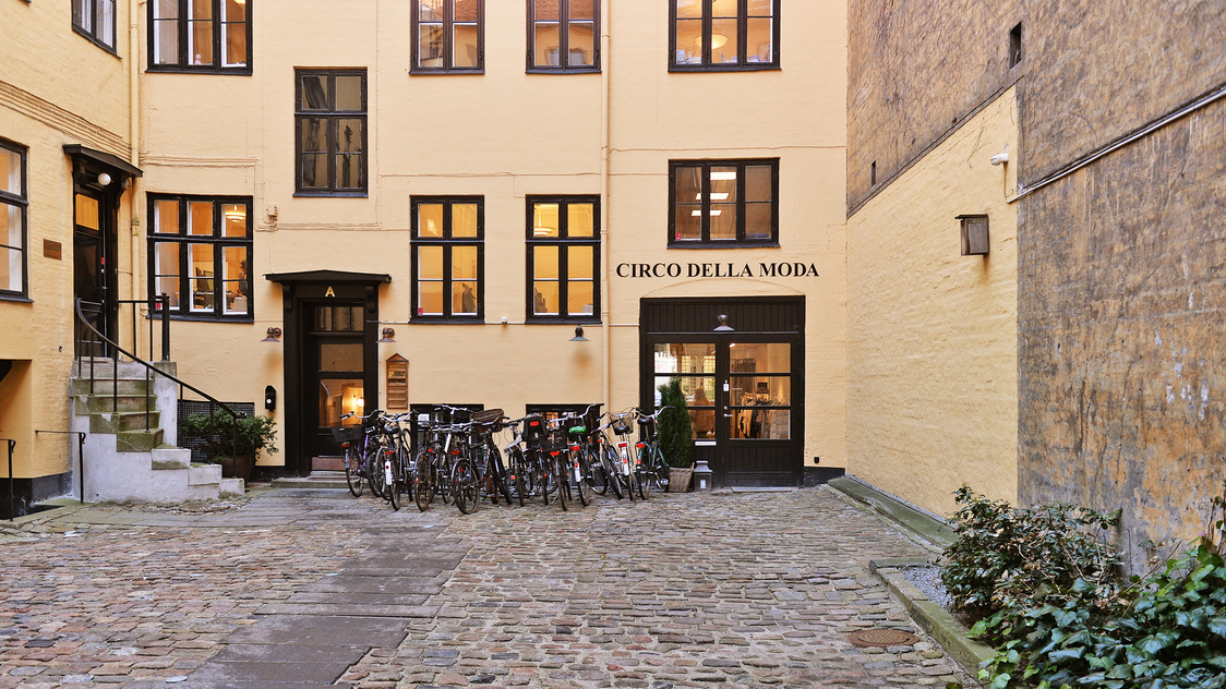 Facaden til showroomet på Amaliegade 14A, parterre, 1256 København K | Billede til print