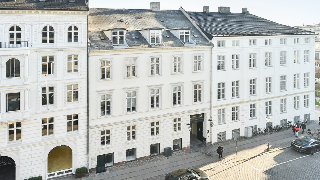 Facade - Amaliegade 4A, st. & 1. sal | Billede til print