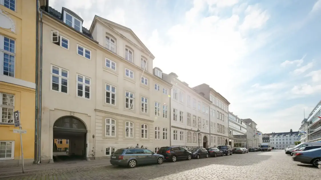 Facade til kontoret på Amaliegade 16B, 4. th., 1256 København K | Billede til print