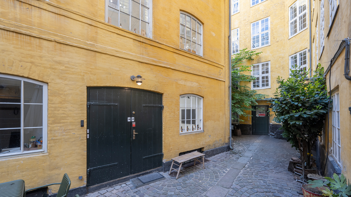 Indgangen til kontoret - Pilestræde 45, baghus, 1112 København K | Billede til print