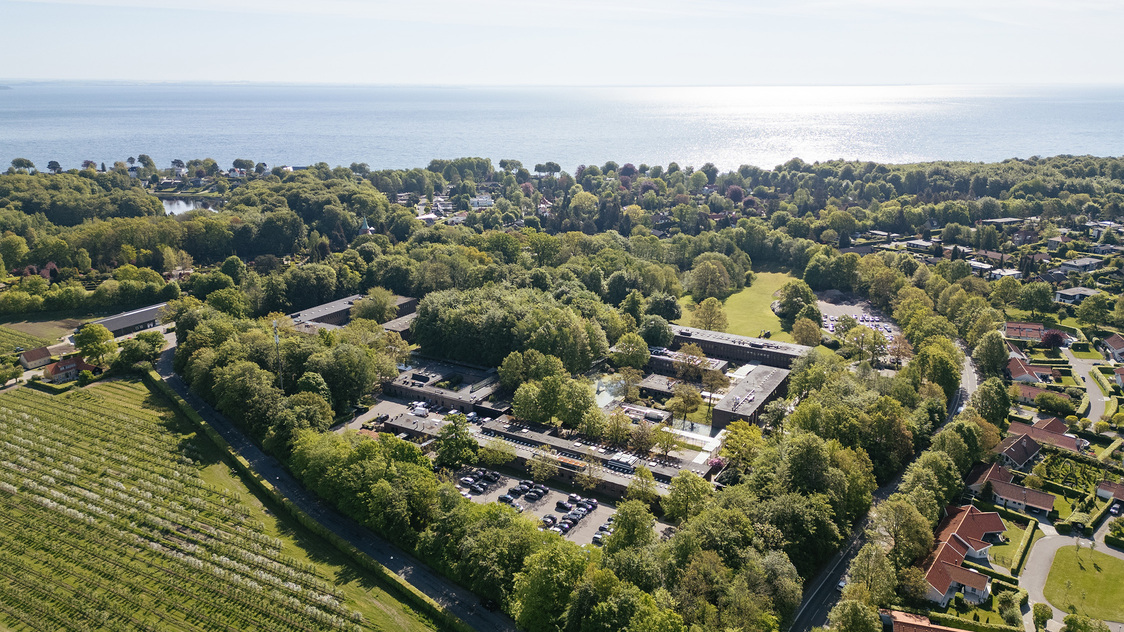 Dronebillede udsigt på Frydenlundsvej 30, bygning B, st. th., 2950 Vedbæk | Billede til print