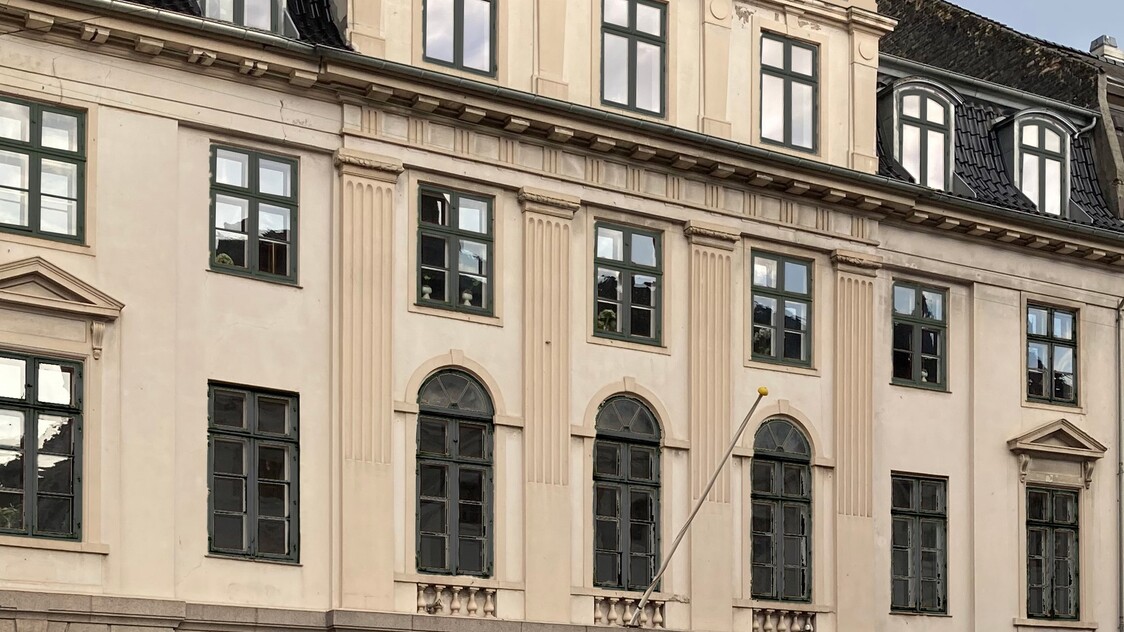 Facaden til kontoret på Bredgade 33, 1. sal | Billede til print