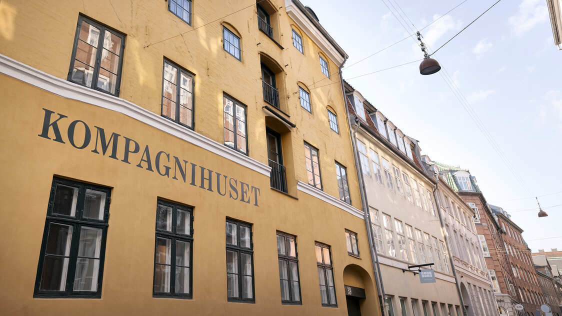 Facaden til domicilet på Kompagnistræde 39, st. - 3. sal, 1208 København K | Billede til print