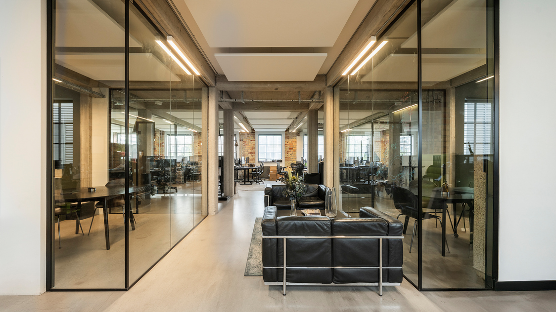 Gang til kontor på Nelson Mandelas Allé 12, st. th., 2450 København SV | Billede til print